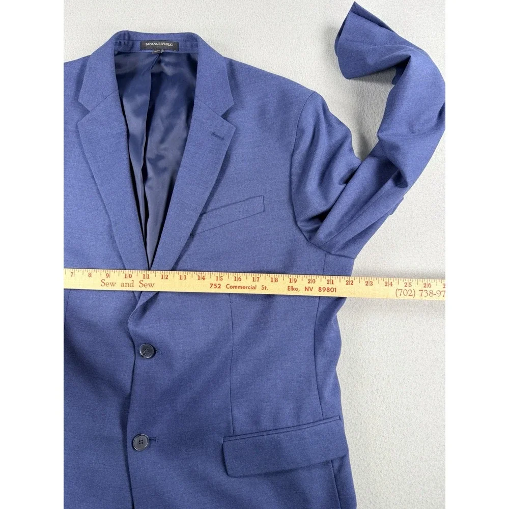Banana Republic Blazer Jacket Sport Coat Mens 46R Slim Fit Polyester Navy NICE!